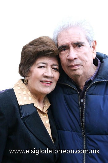 03012011  Luna Pineda en su cumpleaños número 80 junto a su esposa María Teresa de Luna.