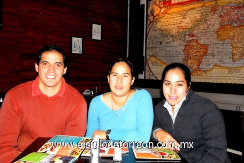 04012011 Jorge del Río, Saraí y Talía Huitrón.