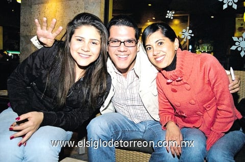 05012011 Ivonne Sayavedro, José Ángel Pacheco y Mariana Arista.
