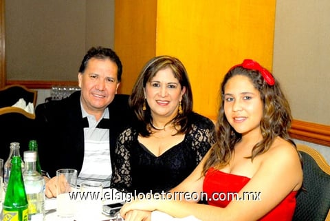 05012011 José Luis de la Rosa, Alma López y Alejandra de la  Rosa.