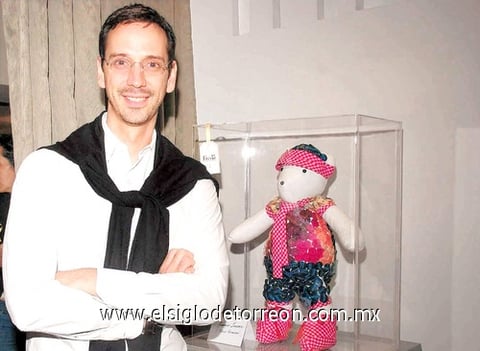 05012011 Macario Jiménez es creador de los vestidos que han portado parte de las mujeres más influyentes del país.