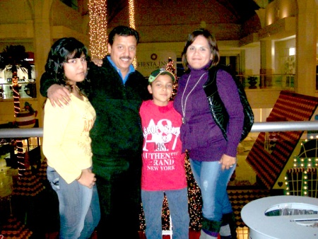 Familia Madrigal Luna festejando el cumpleaños de Luis Francisco Madrigal Luna.