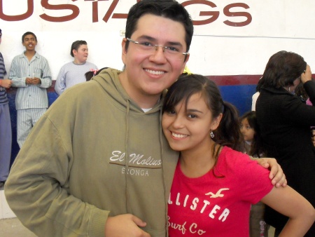 Gerardo Salcido y Brenda Soriano, grandes amigos observando el festival navideño realizado en las instalaciones del co