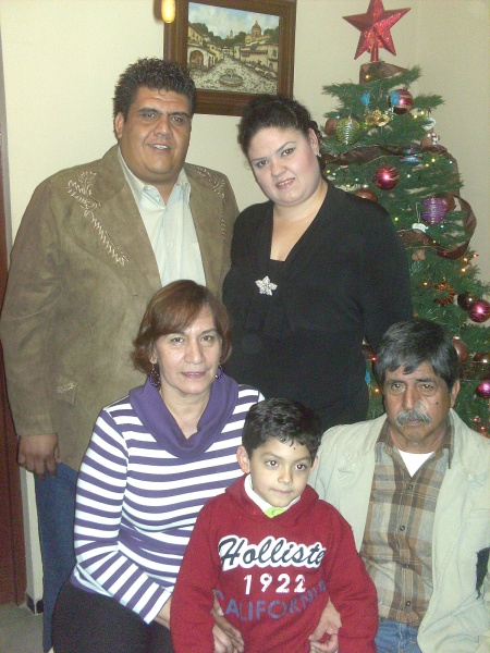 Hermanos Martínez Mattar en su festejo de Año Nuevo, les desean a todos sus amigos un feliz 2011.