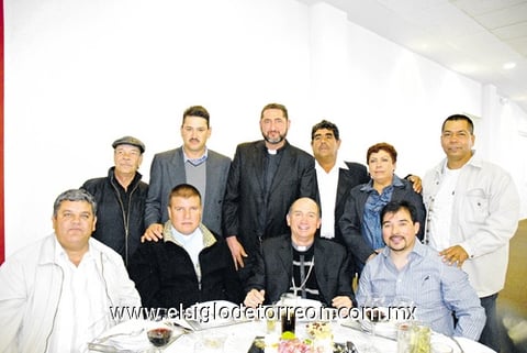 09012011 Pbro. Abel Hernández, Pbro. Fernando Contreras, Sr. Obispo José Guadalupe Galván, Pbro. Alberto Frausto, Pbro. Juvenal Delgado, Pbro. José Lugo, Jorge Hernández, Apolonio Soto, Fidel González y Elena de González.
