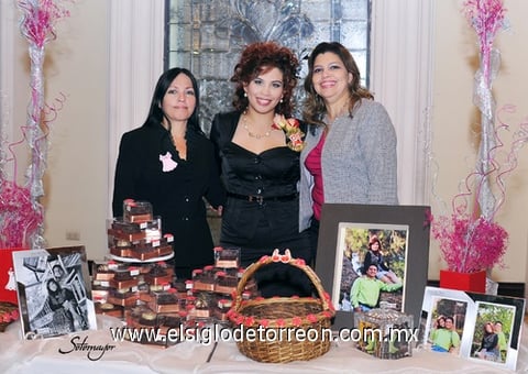 09012011  junto a su futura suegra señora Lolis Rodríguez de Raysola y su mamá señora Rosa María Olague de Morán, lucieron como anfitrionas del festejo prenupcial.