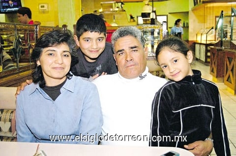 09012011 Raúl Vega acompañado por su familia.