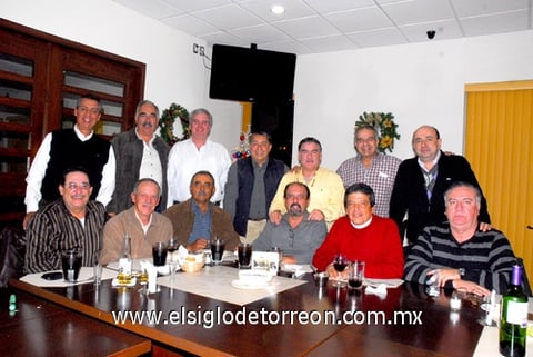 10012011 A la reunión acudieron numerosos ex compañeros.