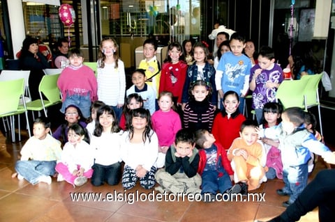 10012011  Preciado Ávalos rodeada de sus amiguitos en la fiesta de cumpleaños organizada en su honor.