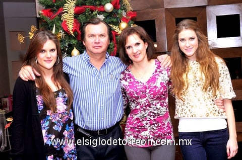 11012011  Aniceto, Maylen y Fernanda, recientemente acudieron a conocido club social en donde fueron captados.