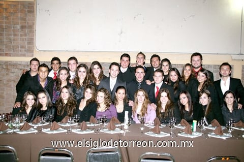 12012011 Chicas y chicos que integran un grupo de amigos, se reunieron para celebrar las fiestas de la temporada.