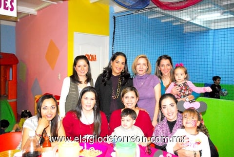 12012011 Anilú, Analú, Karla, Grace, Gaby, Susy y Jenni en compañía de sus pequeños hijos.