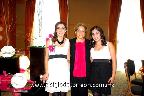 12012011 Mónica López, Estela Ríos y Gaby López.
