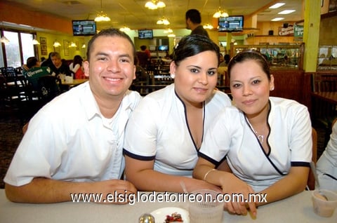 12012011 Sánchez, Lorena Salas y Annel González.
