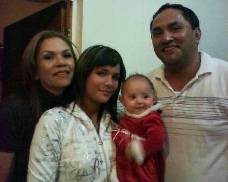 Dany con sus abuelitos y su tía Belinda en Navidad 2009.