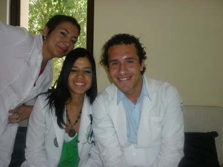 Wendy Ávila Rodríguez, Ibeth Daleth Dávila Sánchez y Javier Gerardo Vargas Vela, en la escuela.