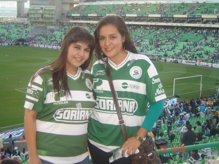 Mariifer Fouilloux y Karen Breceda Reyes en el partido Santos Vs América.