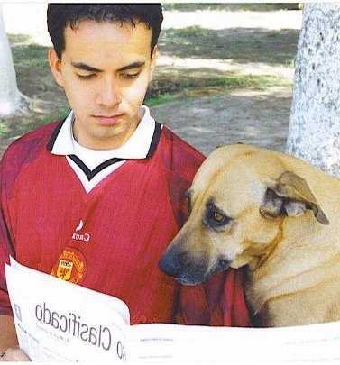 Enrique Canales Ibarra y su mascota mientras leen El Siglo de Torreón.