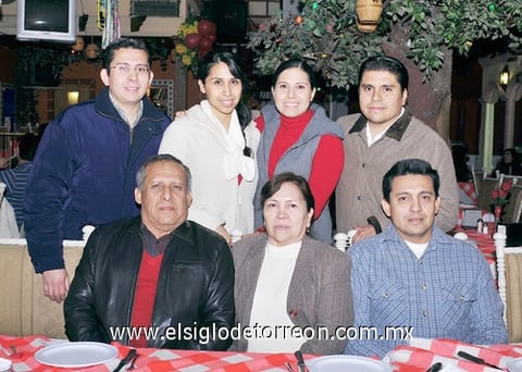 13012011 Señores Rangel acompañados de sus hijos Cuauhtémoc, Fernando, América, Aristóteles y Elena.