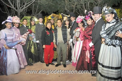 14012011 Pérez Alvarado y María del Carmen Hernández de Pérez acompañados del Grupo Nahucally.