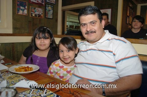 14012011  Olivares con sus hijas Paula y María Fernanda.