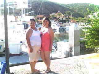 Celia Gracia y Gabriela Sifuentes en el muelle de San Carlos, Sonora.