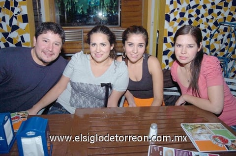 16012011  Anabel, Mariana y Pamela.