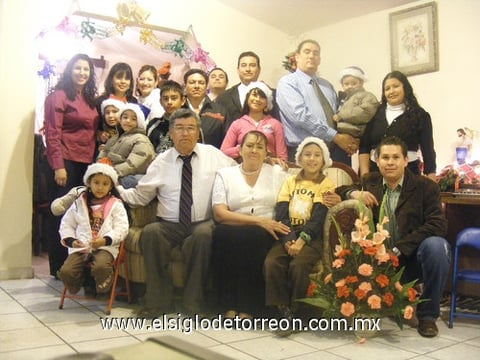 16012011  Gallegos de Ávila y Herminia A. Hernández de Gallegos celebraron su XL aniversario de matrimonio acompanados de sus hijos, nueras y nietos.
