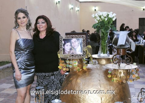 16012011  junto a su mamá Lourdes de Rebolloso, organizadora del festejo prenupcial.