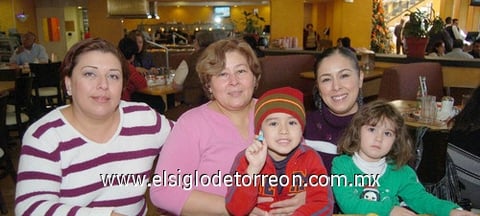 16012011  Rivera, Angélica Rivera, Ecar Sosa y niños.
