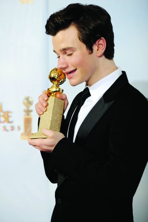 Chris Colfer. El actor sostiene su Globo de Oro. Colfer recibió el premio como mejor actor de reparto en una mini serie de televisión, por “Glee”.