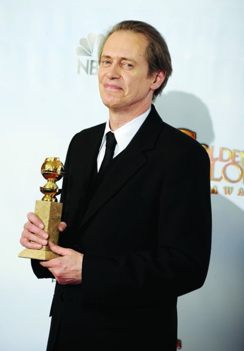 Steve Buscemi. El actor posa con su Globo de Oro al mejor actor en una serie dramática de televisión por su participación en “Boardwalk Empire”.