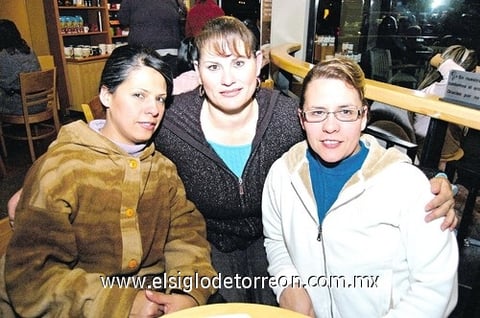 18012011 Saucedo, Alejandra Flores, Claudia Murra y Daniela Guzmán.
