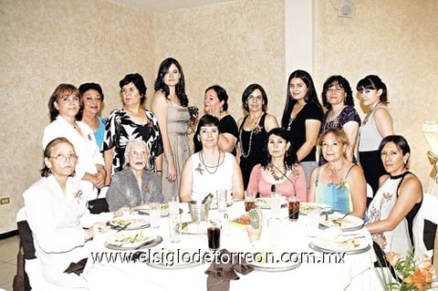 19012011 Magdalena Luján acompañada de las asistentes a su despedida de soltera.
