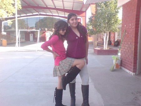 De posada en la escuela las amigas Celeste y Ale.