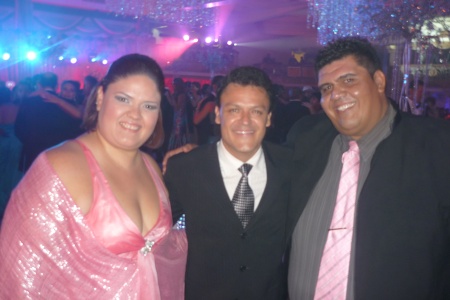 Gabriela de García, Pedro Fernández y Carlos
García en un evento social.