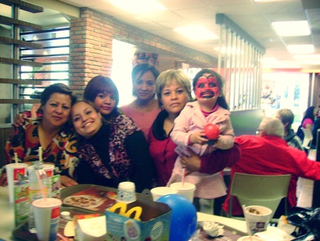 Empezando un año en familia: la tía Lupita, Carmen, Paola, María, Julia, Minerva y la
pequeñísima y tremenda Alejandra.