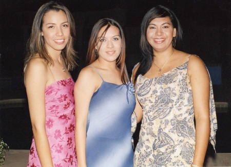 Maribel, Alejandra y Janeth, amigas de secundaria.