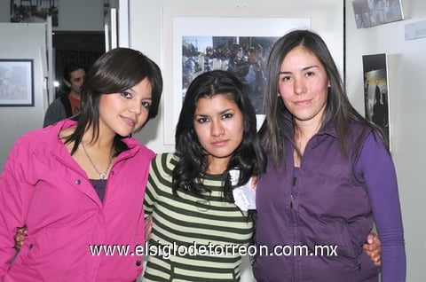 21012011  Campos, Dulce Valencia y Carolina Mena.