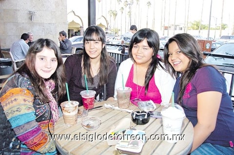 20012011  Alba, Karen Medrano, Mariana González y Samy.