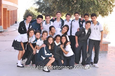 21012011  de tercero de secundaria posaron para la fotografía del recuerdo.