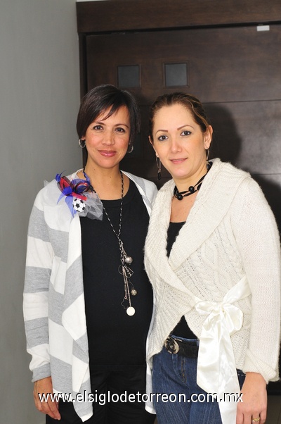 22012011  Aldape de Montero y Alicia Cárdenas, en reciente evento social.