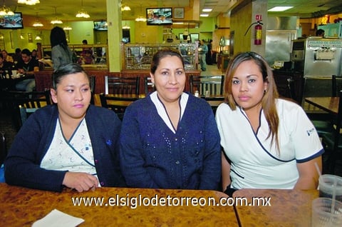 23012011 López, Martina Vargas y Socorro Ontiveros en reciente festejo con motivo del Día de la Enfermera.