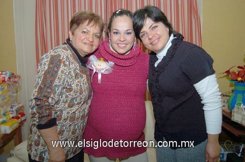 23012011  Estrada de Azpiazu y Pily Azpiazu de Domínguez organizaron un alegre festejo de canastilla en honor de Nayeli Garza Ramos de Azpiazu.