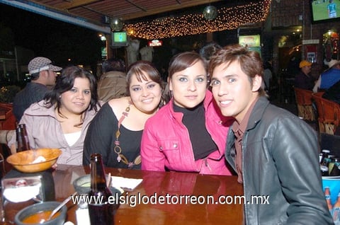 24012011 , Selene, Mónica y Rodrigo.