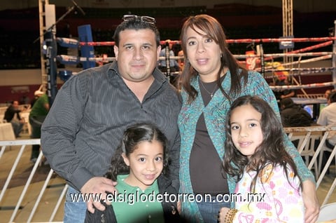 24012011 Mares y Ana Luisa Guzmán con sus hijas Luciana y Ana Sofía Mares.