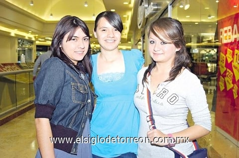 25012011 Hernández, Isis Santoyo y Yadira López.