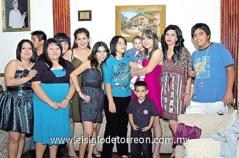 26012011 Ana Laura Hurtado Vitela acompañada de familiares y amigos en reciente reunión para celebrar su cumpleaños.