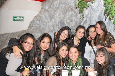 25012011 Medrano en su cumpleaños junto a sus amigas.