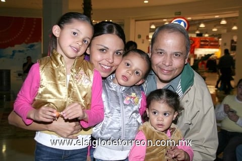 25012011 Darwich, Jorge Darwich, Zambra, Valeria y Paulina.